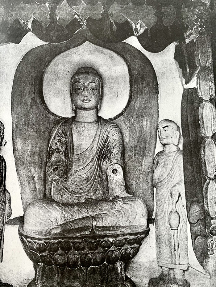 日本学者拍摄的中央方柱前方本尊佛陀