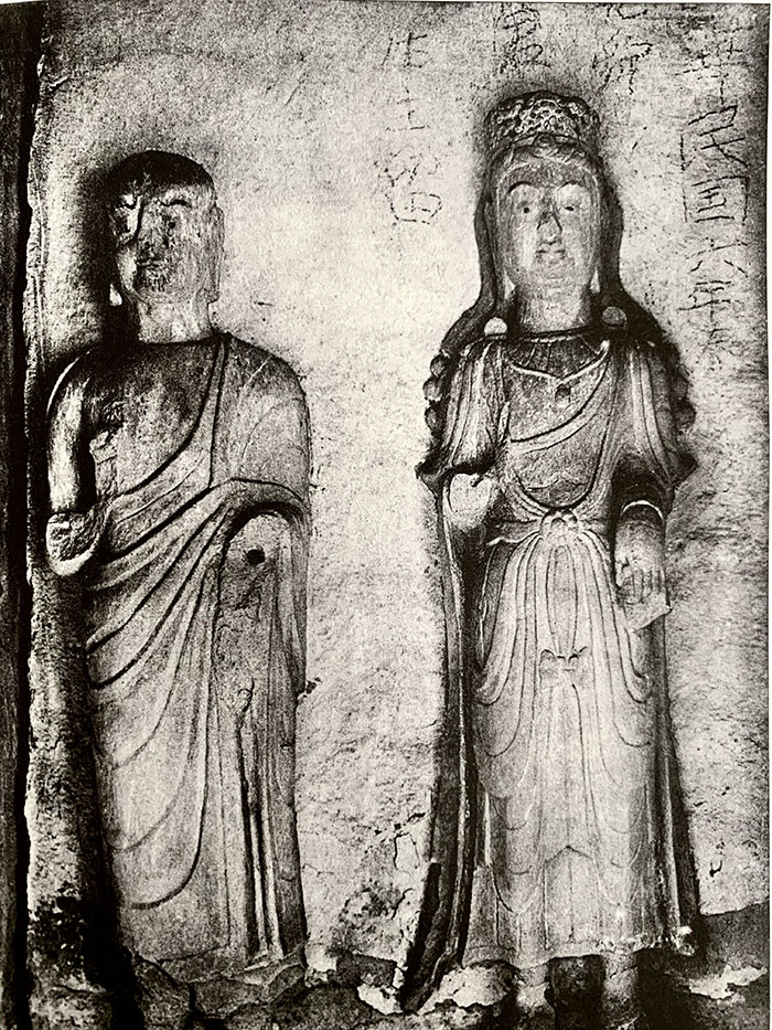 左壁佛龛中位在左侧的罗汉、菩萨侍像