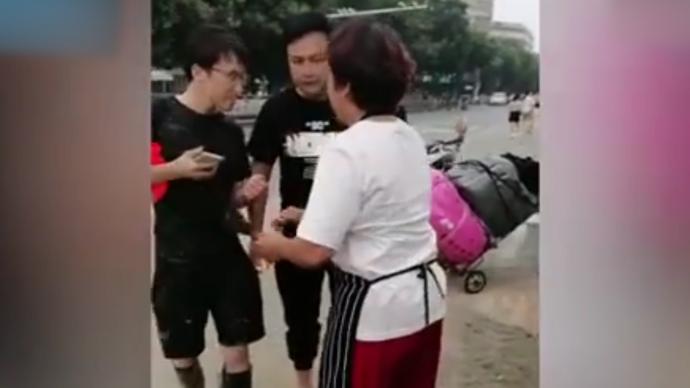 手抓餅攤主拒收救災英雄的錢：我一分錢都不收，快走