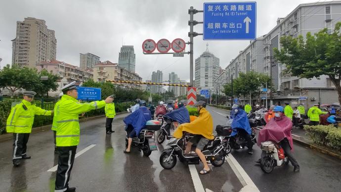 上海轮渡线全部停航，警方用警车开道护送非机动车隧道渡江