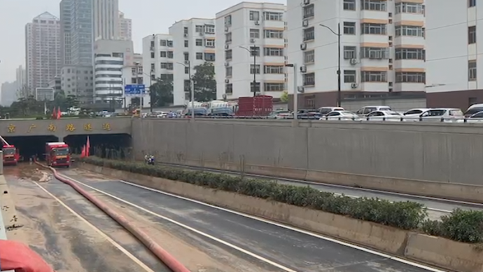 郑州京广路隧道抢险负责人：发现两百多辆车，有望今日抽完水