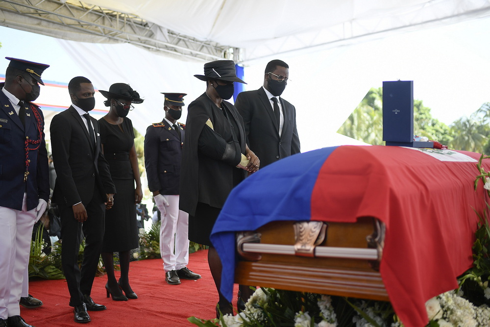 当地时间2021年7月23日，海地海地角，海地总统莫伊兹的葬礼举行。葬礼上，莫伊兹的遗孀玛蒂娜用法语和克里奥尔语交替发表了讲话。然而葬礼被附近的枪声和抗议活动打断。一个出席葬礼的美国高级代表团紧急离开，其他政要则躲进车中避险。