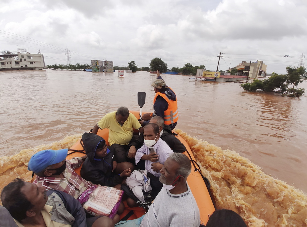 当地时间2021年7月24日，印度马哈拉施特拉邦，被困在洪水中的人们获救。据报道，暴雨在当地引发山体滑坡等事故，造成的死亡人数已上升至125人。专家称，印度马哈拉施特拉邦7月遭遇了40年来最严重的降雨。