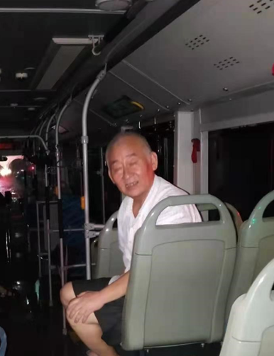 在公交上找到老人后，位仲辉拍下了照片报平安。
