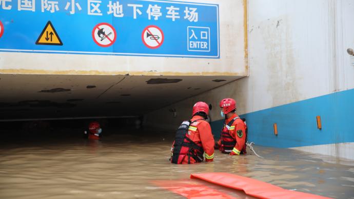 河南安阳一小区车库雨水倒灌，上海消防救援队紧急支援