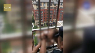 河南2岁男童悬吊11楼窗外，民警消防用斧头破门营救