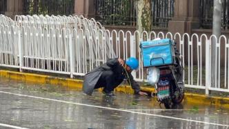 上海一外卖小哥送完餐蹲在路边清理多个排水口：“举手之劳”