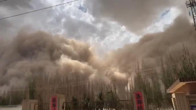 甘肃敦煌遭遇强沙尘暴，超百米的沙墙推进