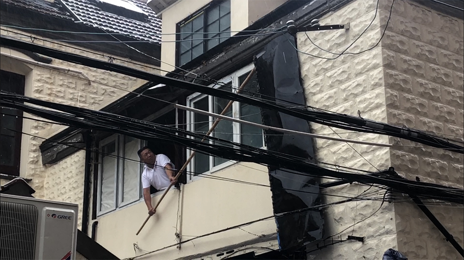 现场工作人员清除延安中路955弄小区的高空坠物。