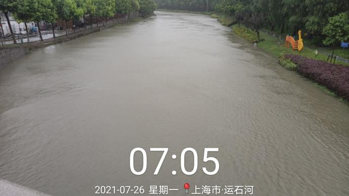 上海金山內河水位創歷史極值,消防指戰員搶排積水