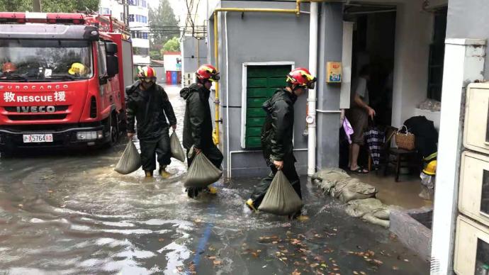 上海金山6個小區積水8戶居民家進水,消防與居民協力戰內澇