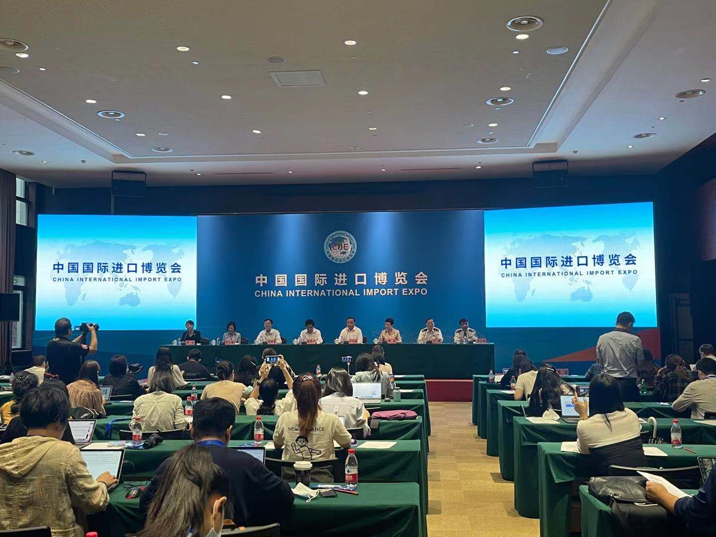 7月26日上午,第四届中国国际进口博览会开幕倒计时100天新闻通气会在上海国家会展中心举行。记者 李佳蔚 图
