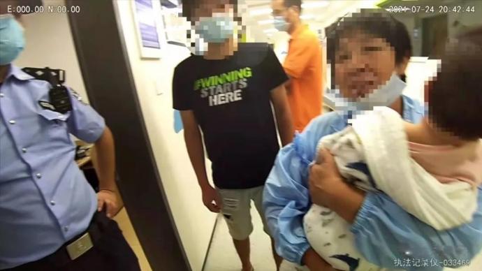 台风天里一岁婴儿发烧抽搐，上海民警第一时间护送就医