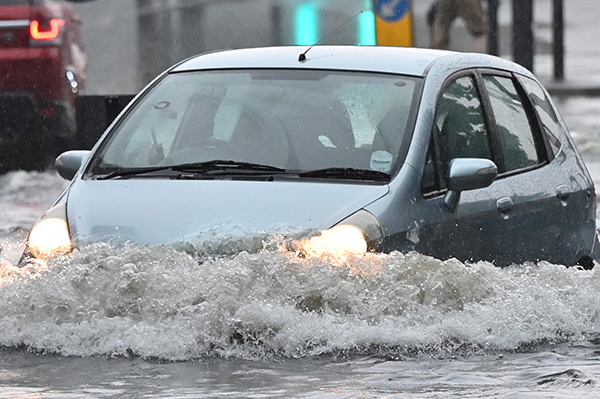 当地时间2021年7月25日,英国伦敦,当地遭遇暴雨天气,街道被积水淹没。人民视觉 图
