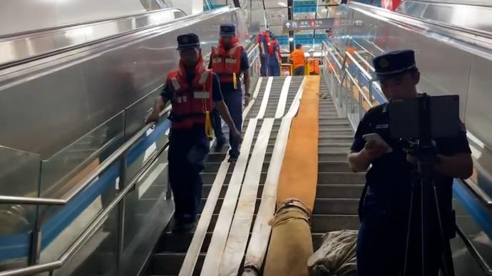 郑州地铁五号线部分站点积水抽排，多台泵机同步发动