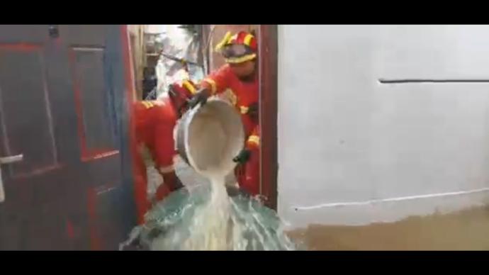 上海市金山區30余戶居民家中進水,最深積水達50公分左右
