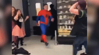 为获点赞制造混乱，英国“蜘蛛侠”超市内上演全武行