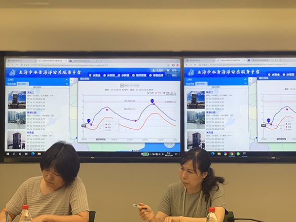 水情預報員們通宵達旦進行計算 本文圖均為 澎湃新聞記者 朱奕奕 圖