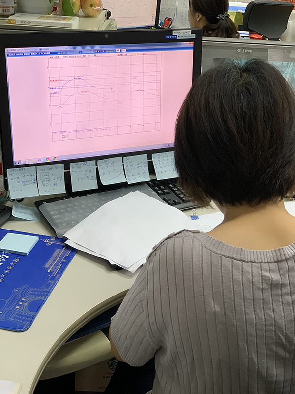 水情预报员通宵达旦进行计算