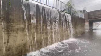 上海金山某下立交因农田水倒灌积水达1.8米，正持续强排水
