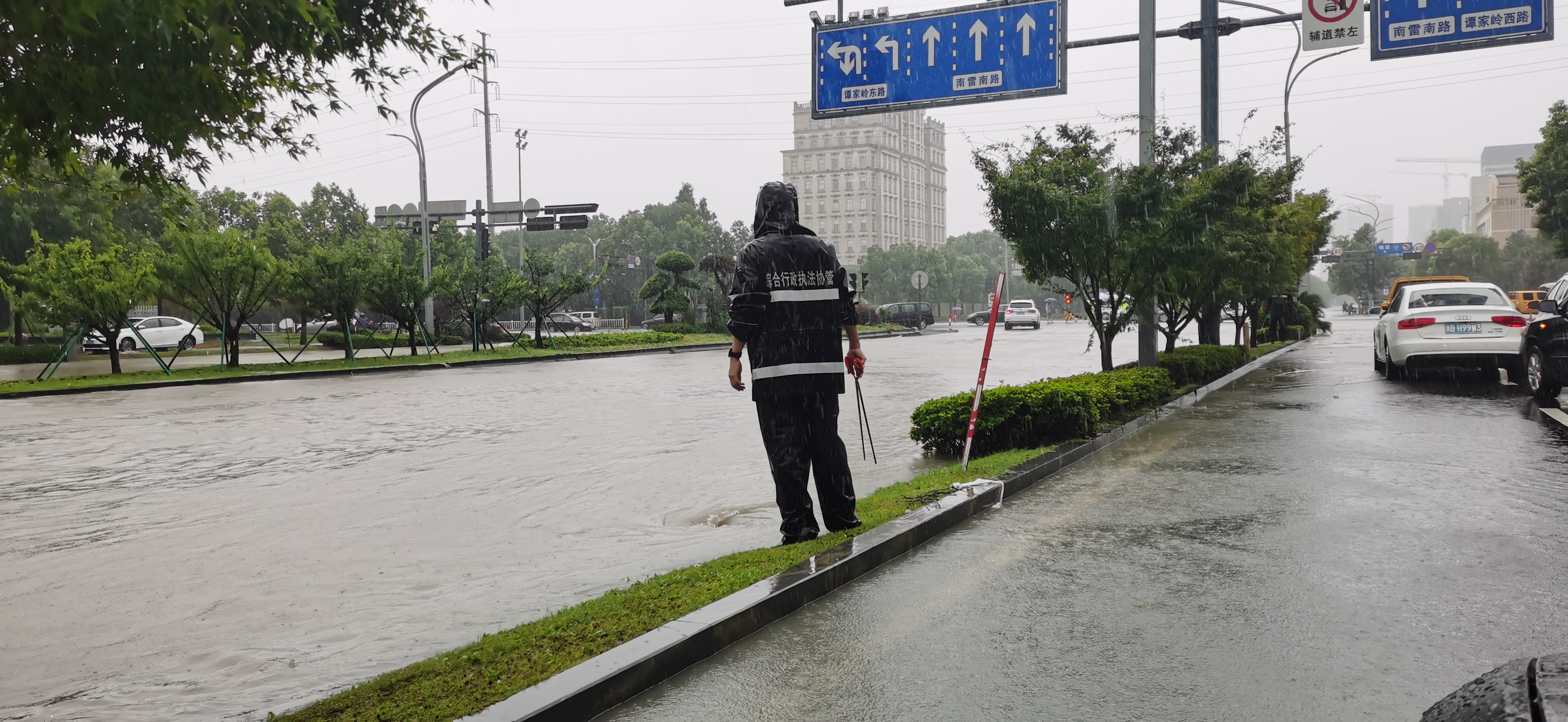 7月26日,受今年第六号台风“烟花”影响,浙江宁波余姚市产生强降雨。人民视觉 图