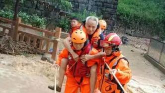 杭州萧山石牛山即将发生二次泥石流，救援队紧急转移山脚村民