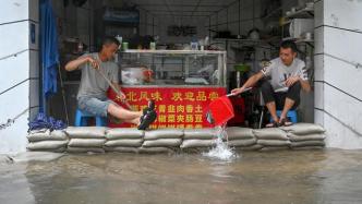 迎战“烟花”｜上海虹梅南路：商店和小区被淹， 排水进行中