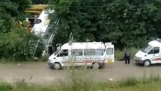 甘肃境内一辆载63人客车发生侧翻，已致5人死亡