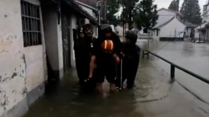 家中进水六旬老人被转移，上海金山居民进水87户已退水9户