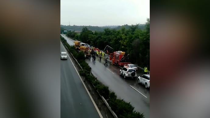 甘肃境内载63人大巴高速侧翻，已致13人死亡