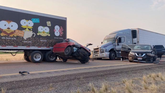 美犹他州沙尘暴致22车连环相撞，已致8人死