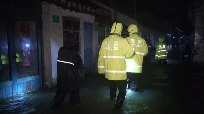 逐户排查转移受困居民，上海金山公安台风天深夜穿越积水区