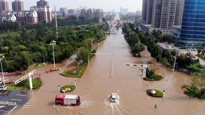 航拍卫辉市区多处内涝受困群众有序转移