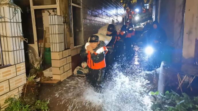 暴雨如注致严重内涝，200余名上海武警雨夜紧急抢险