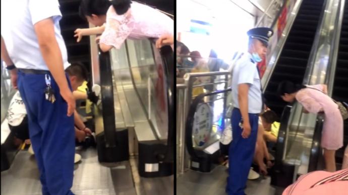 男孩坐商场电梯被卡脚，路过市民取剪刀跪地施救