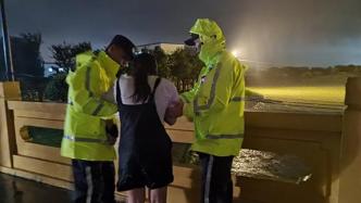上海女子台风天深夜欲跳河：翻到栏杆外被民警紧紧拽住
