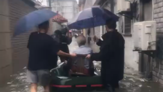 台风天里，民警蹚水护送百岁老人转移