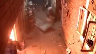 广州一出租屋凌晨起火男子被炸出屋外，众邻居齐心灭火