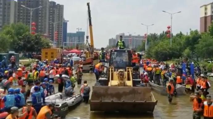 “水中孤城”河南卫辉城中水位居高不下，救援紧张进行中