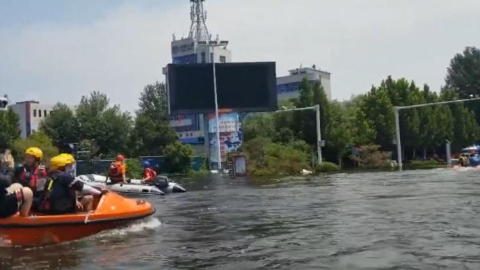 河南卫辉城中水位居高不下成水中孤城，救援持续进行中