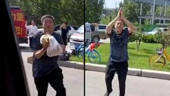 救援隊將離開，河南大爺往車?yán)飶?qiáng)塞了一袋餅