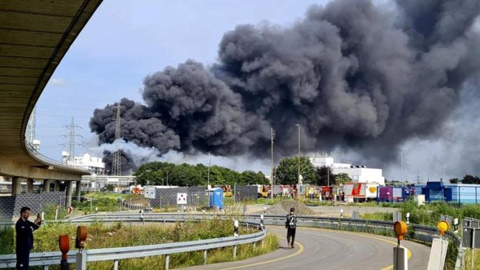 德国一化工园区发生爆炸，民防部门警告称“极端危险”