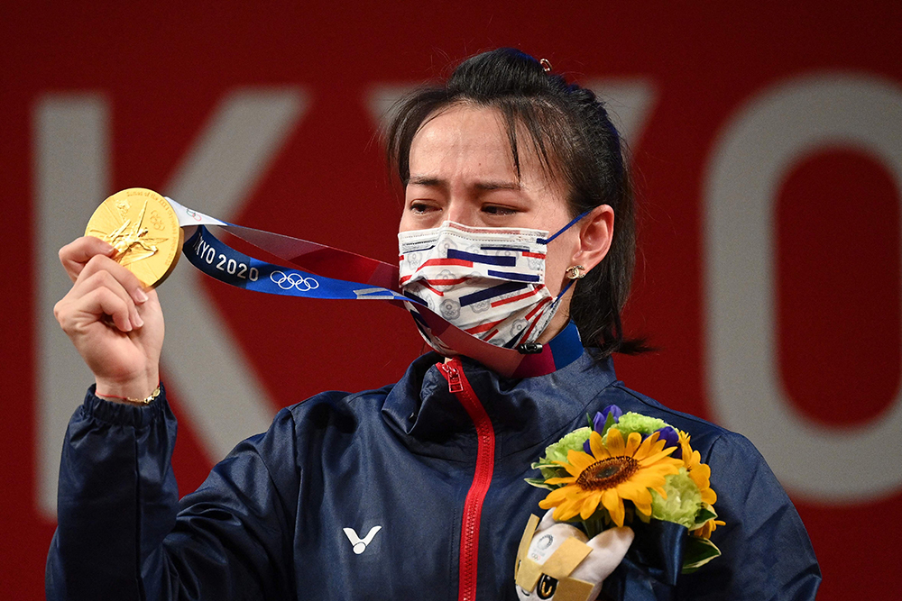 2021年7月27日，日本，中国台北女选手郭婞淳在东京奥运会女子举重59公斤级比赛中获得金牌。 人民视觉 图