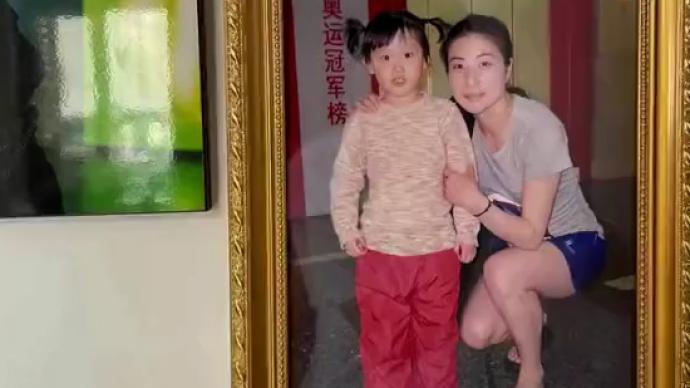 北京日报专访张家齐妈妈，张妈晒童年张家齐和郭晶晶的合影