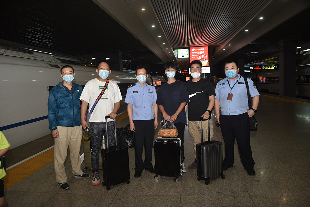 民警将小伟（左四）带回。  本文图片均为上海宝山警方提供