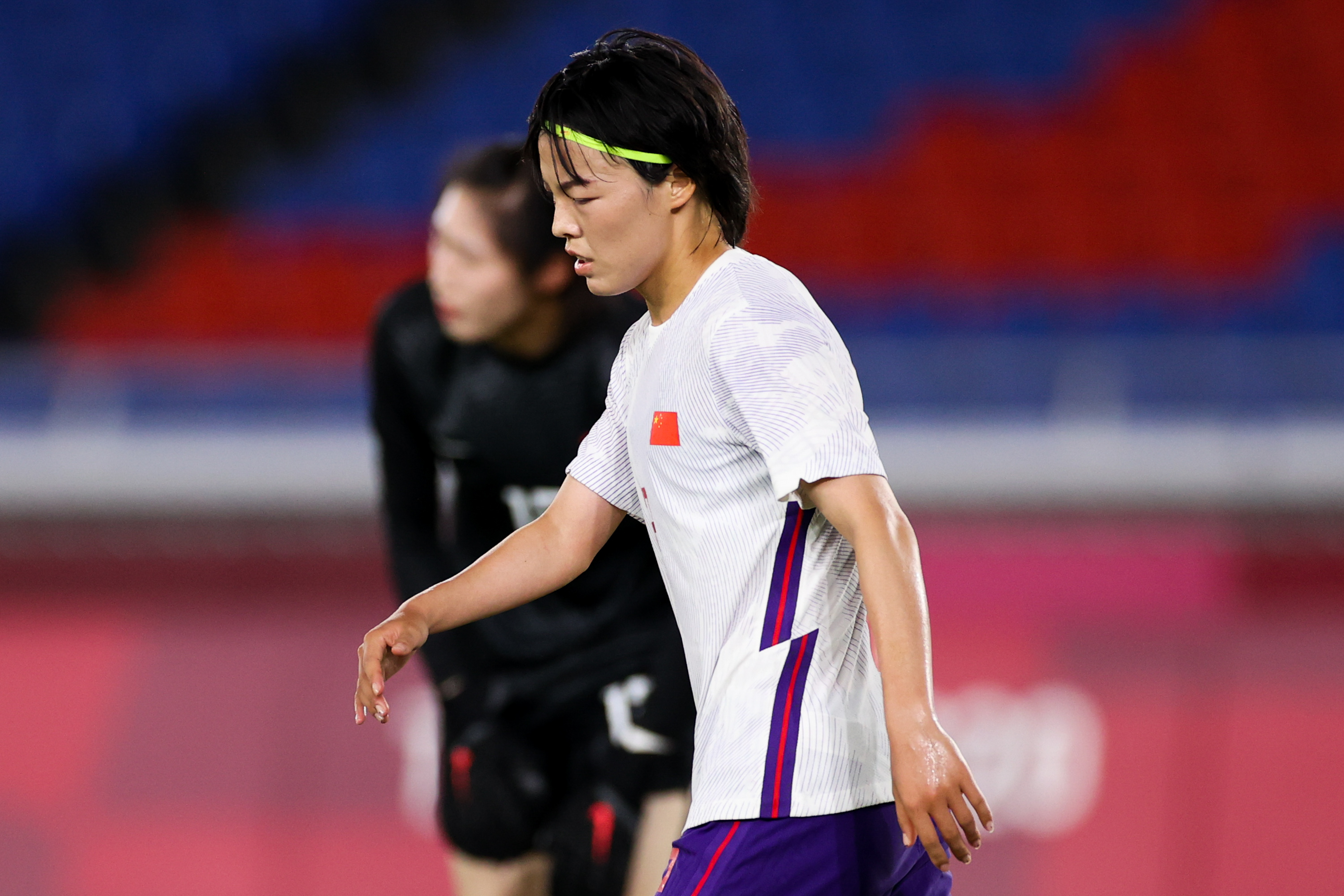 无奈的中国女足球员。