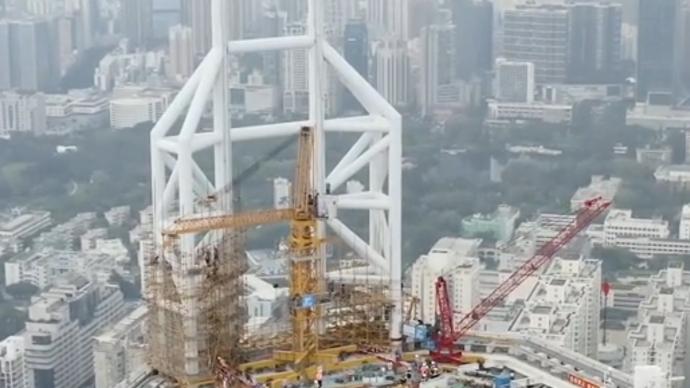 深圳赛格广场大厦楼顶塔吊安装完毕，正进行桅杆拆除准备工作