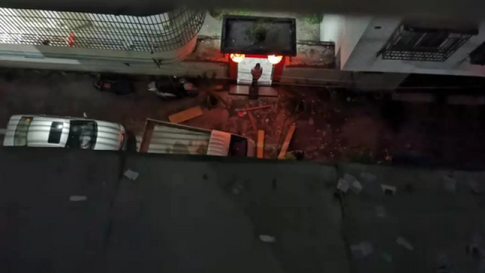 不滿噪音接連扔床板，5樓租客涉嫌高空拋物罪被刑拘