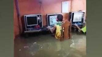硬核！网吧被淹，菲律宾玩家水中“激战正酣”