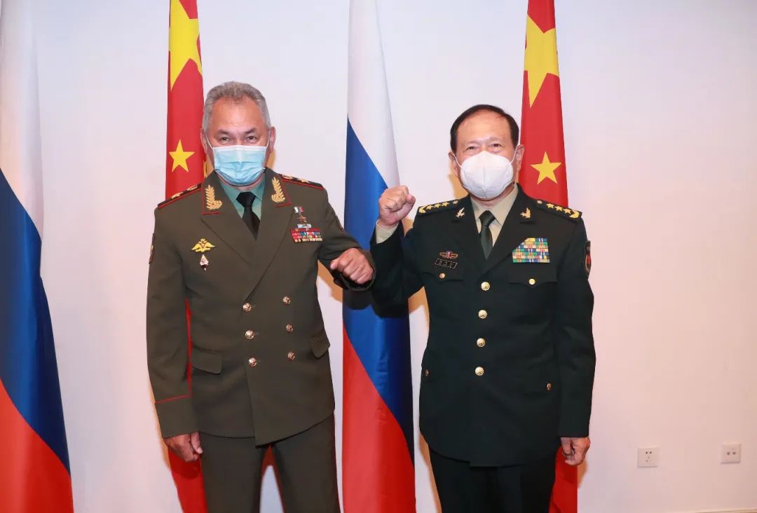 7月28日,国务委员兼国防部长魏凤和在杜尚别与出席上海合作组织成员国国防部长会议的俄罗斯国防部长绍伊古举行会谈。李晓伟 摄